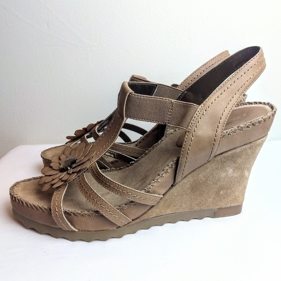 Aerosoles 'Cottontail' Tan Flower Embellished Faux Suede Covered Wedge Sandals - Picture 3 of 11